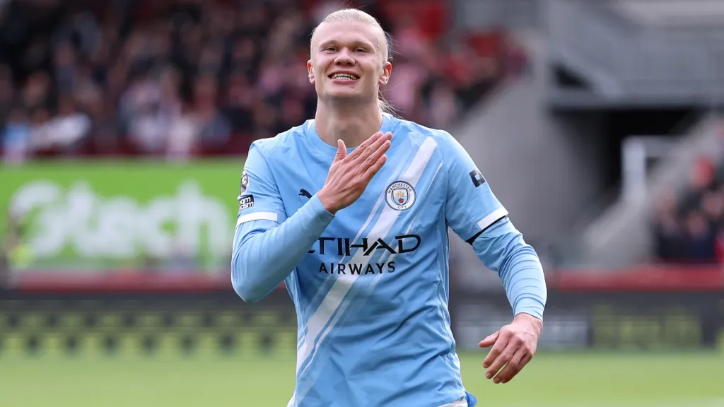 Haaland bate no peito ao comemorar gol pelo Manchester City de Guardiola (Foto: Justin Setterfield/Getty Images)