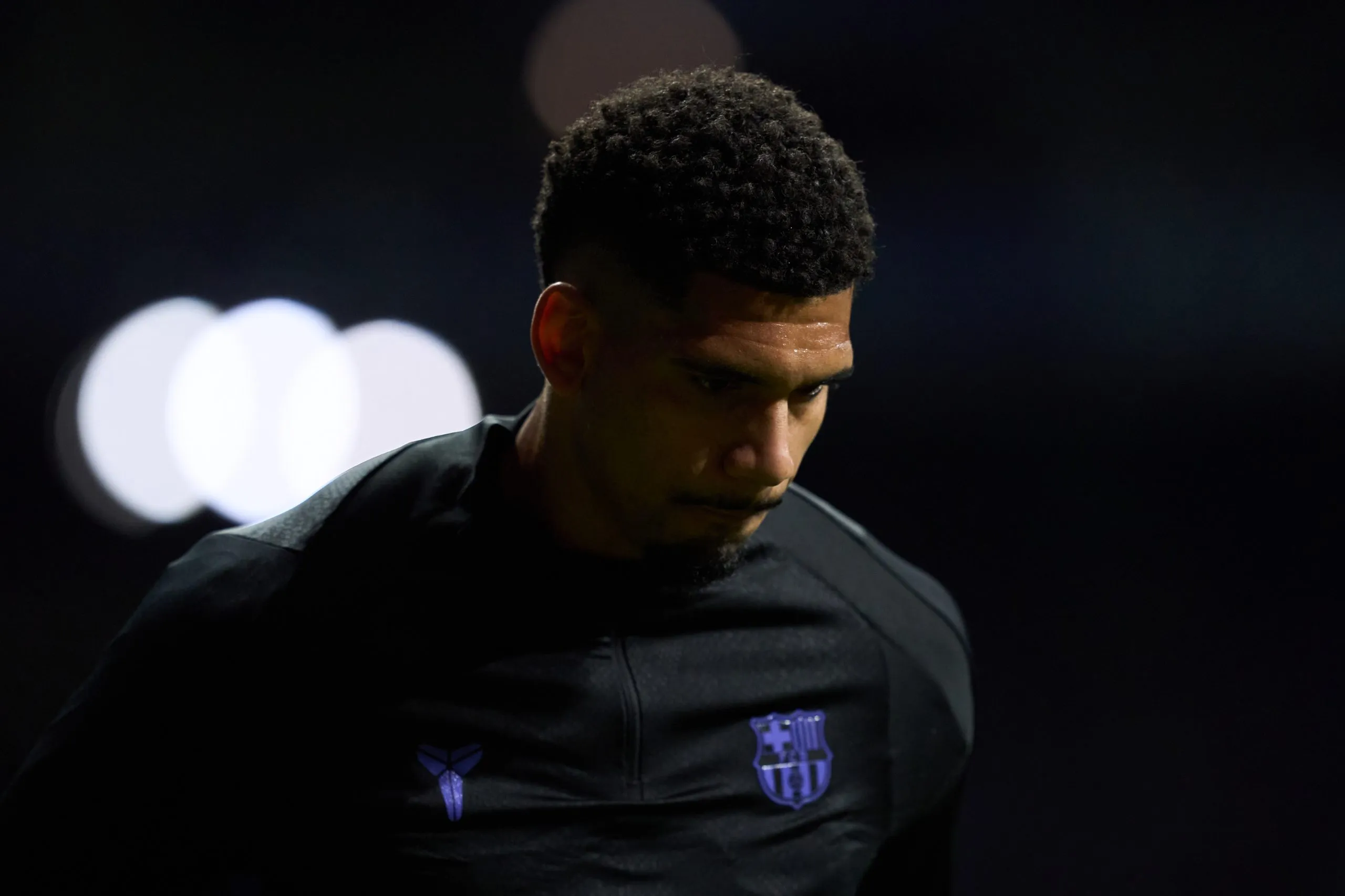 Ronald Araújo em jogo do Barcelona. Foto: Juan Manuel Serrano Arce/Getty Images