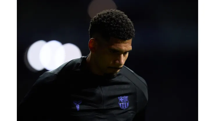 Ronald Araújo fica fora de jogo do Barcelona. Foto: Juan Manuel Serrano Arce/Getty Images