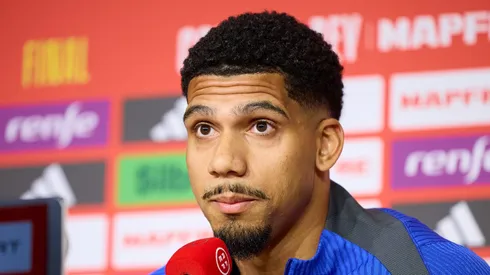 Ronald Araújo causa tensão no Barcelona. Foto: Fran Santiago/Getty Images