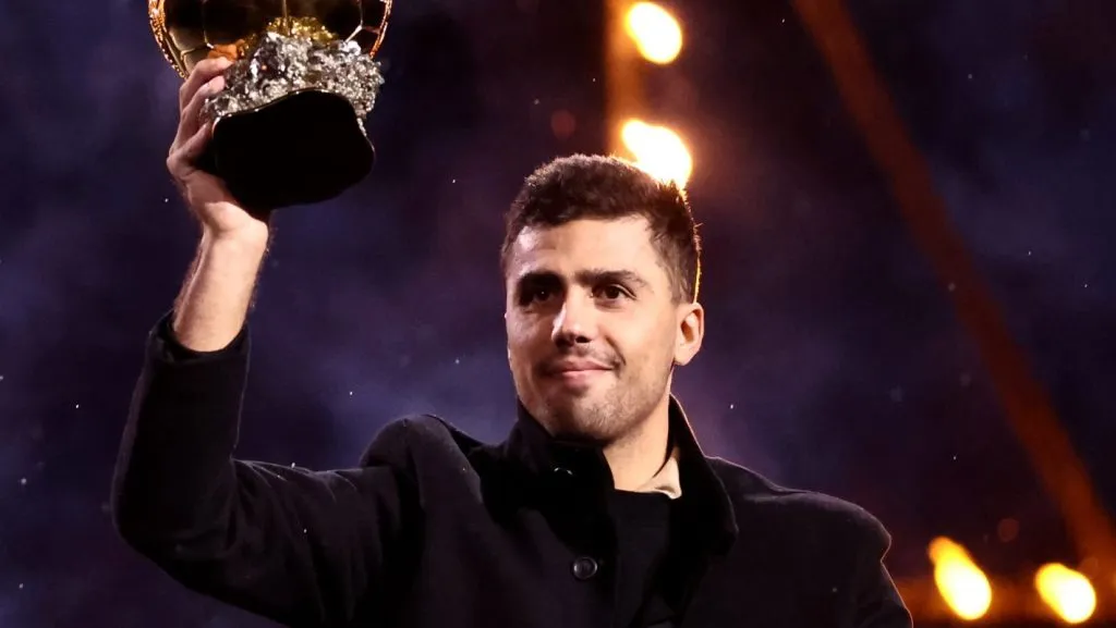 Rodri com a Bola de Ouro.