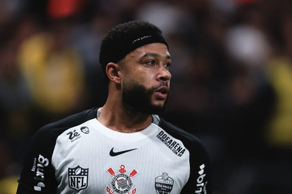Memphis Depay com a camisa do Corinthians – Foto: Ettore Chiereguini/AGIF