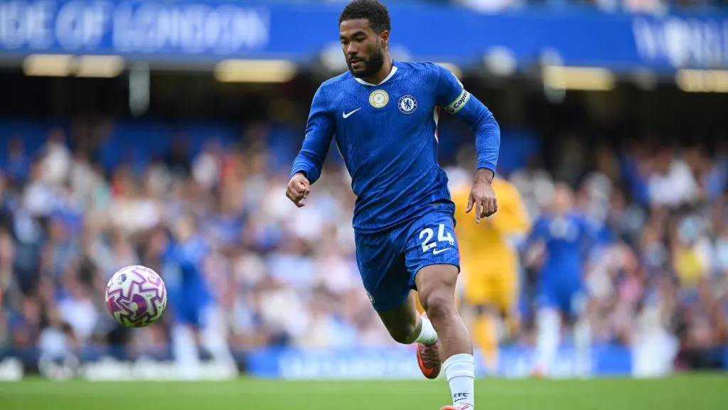 Reece James corre com a bola durante a partida da Premier League. Foto: Clive Mason/Getty Images