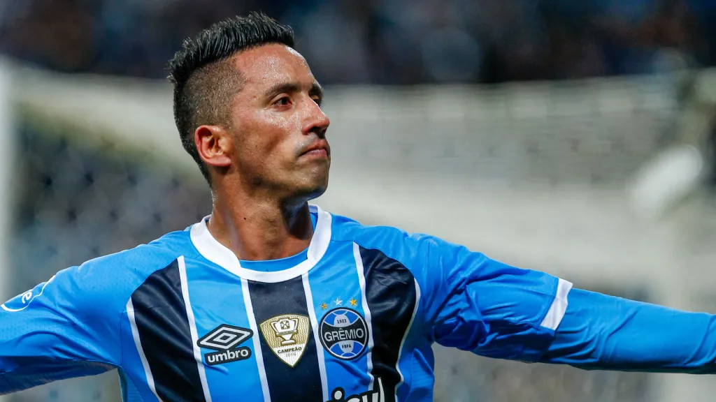 Lucas Barrios comemora pelo Grêmio. (Foto: Lucas Uebel/Getty Images)