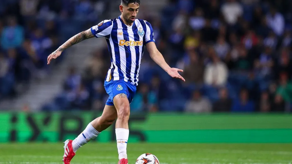 Alan Varela controla a bola durante o jogo da Liga UEFA Europa League. Foto: Diogo Cardoso/Getty Images
