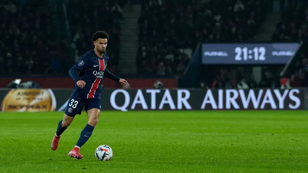 Warren Zaire-Emery corre com a bola durante a partida da Ligue 1. Foto: Glenn Gervot para a Qatar Airways