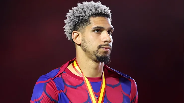 Barcelona pode se desfazer de Ronald Araújo para fechar com o alemão Nico Schlotterbeck (Photo by Yasser Bakhsh/Getty Images)
