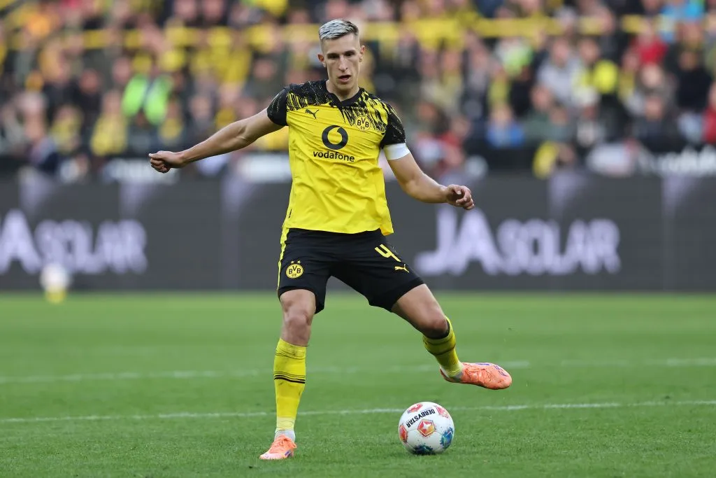 Nico Schlotterbeck pelo Dortmund. (Photo by Christof Koepsel/Getty Images)