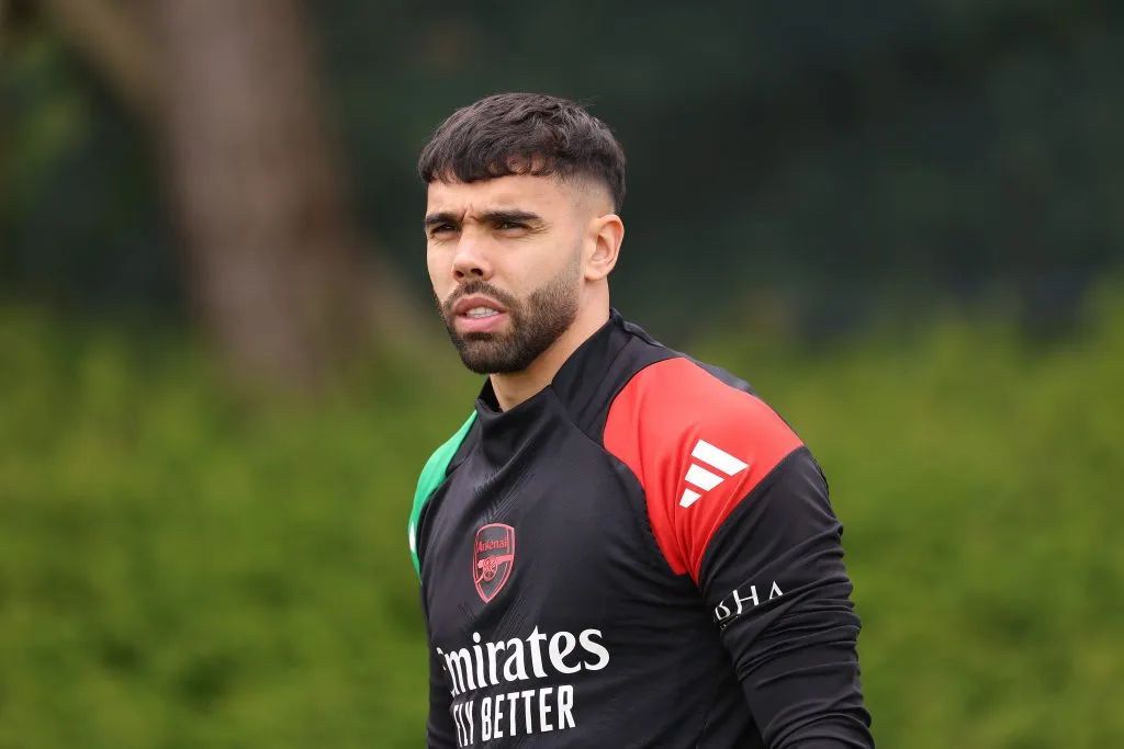 Goleiro David Raya, pelo Arsenal. Jogador continua contratado até 2028 e o aumento salarial foi acordado pela diretoria dos Gunners durante o verão, mas ele só foi revelado agora pelo jornalista Ben Jacobs, do portal BBC (Foto: Alex Davidson/Getty Images)