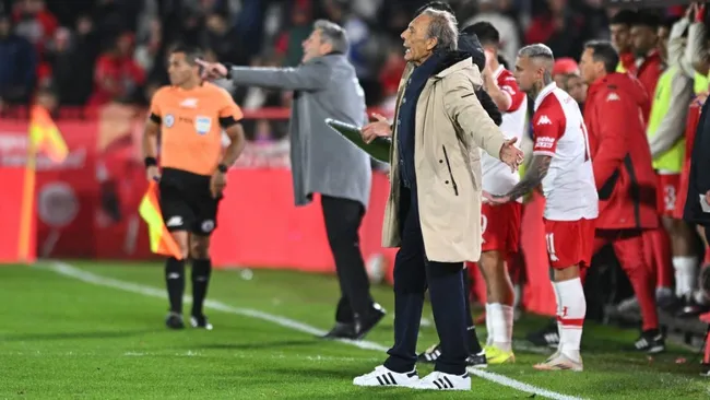 O técnico Miguel Angel Russo reage durante a partida. Foto: Rodrigo Valle/Getty Images