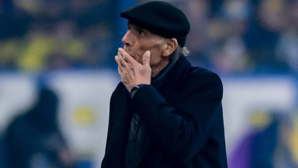 Miguel Ángel Russo manda beijo para a torcida após partida do Boca Juniors.Foto: Marcelo Endelli/Getty Images