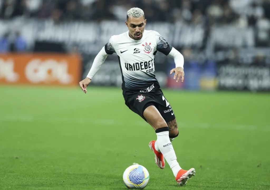 Matheuzinho em ação com as cores do Timão (Photo by Alexandre Schneider/Getty Images)