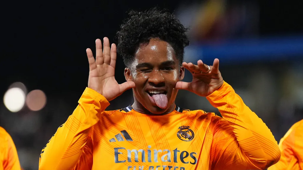 Endrick comemora gol com a camisa do Real Madrid (Foto: Angel Martinez/Getty Images)