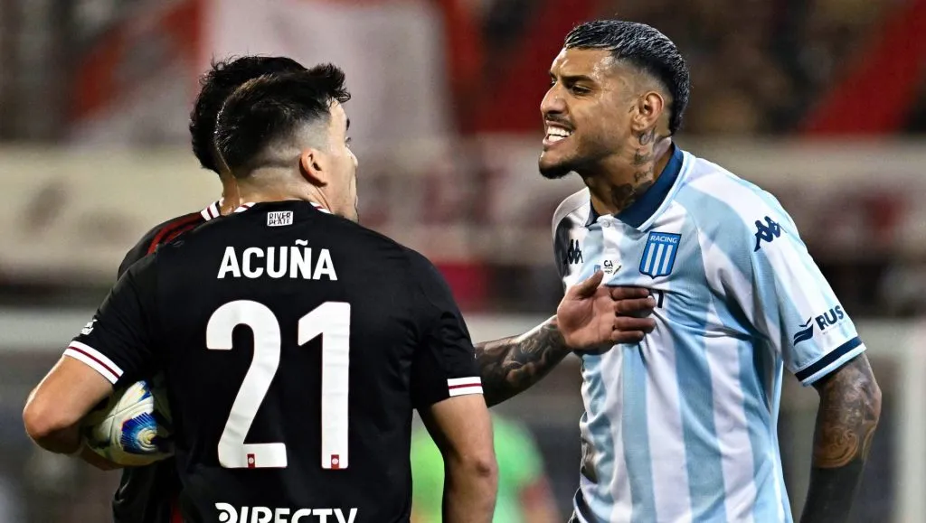 Marcos Acuña em confusão no jogo entre River Plate e Racing. Foto: Luciano Bisbal/Getty Images