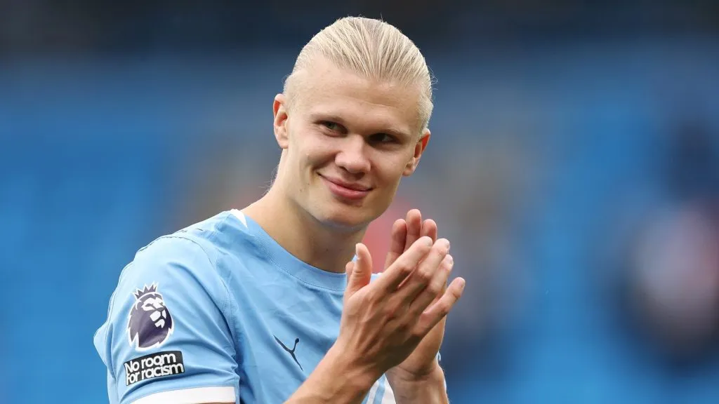 Haaland, jogador do Manchester City, com a camisa azul do City 