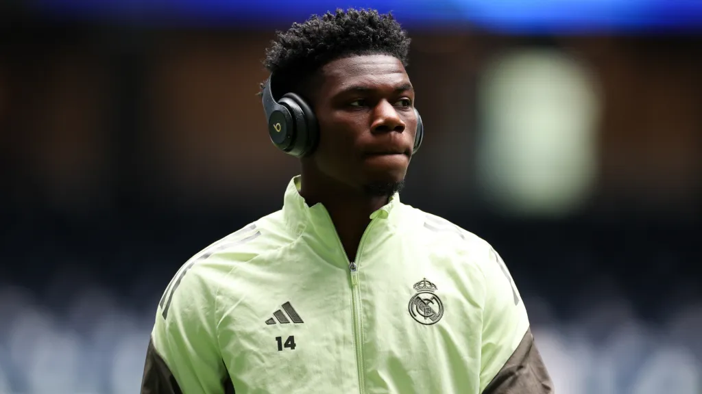 Aurélien Tchouaméni escutando música antes de partida pelo Real Madrid. (Foto: Florencia Tan Jun/Getty Images)