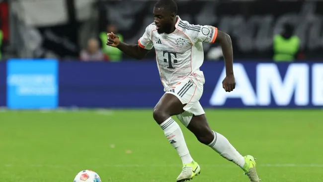 Dayot Upamecano corre com a bola durante partida da Bundesliga. Foto: Alexander Hassenstein/Getty Images