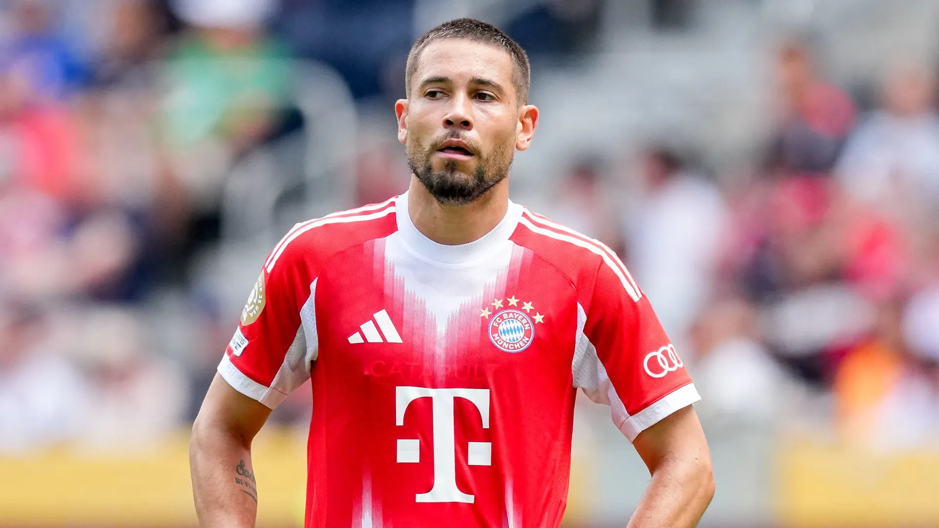 Raphaël Guerreiro durante partida com a camisa do Bayern de Munique (Foto: Dylan Buell/Getty Images)