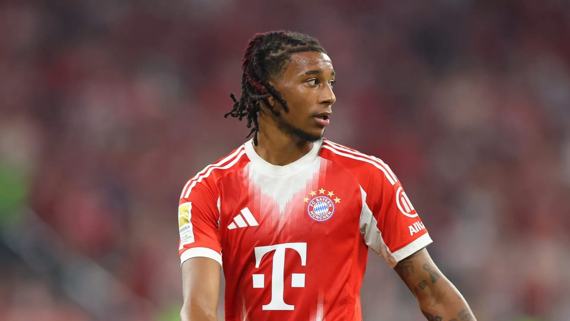 Michael Olise, alvo do Arsenal, com camisa vermelha em jogo do Bayern. Foto: Alex Grimm/Getty Images