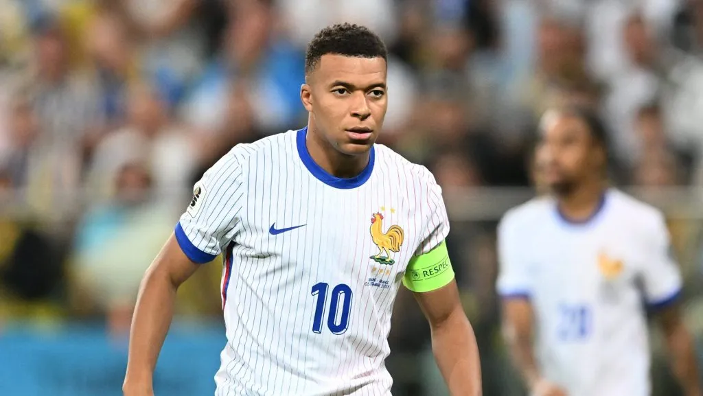 Para Mbappé, mais do que um craque, Pogba é um símbolo de alegria, força e esperança para o futebol francês. (Photo by Mateusz Slodkowski/Getty Images)