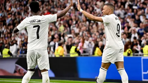 Vinicius Júnior e Mbappé se cumprimetam em jogo do Real Madrid
