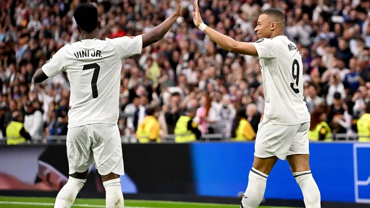Vinicius Júnior e Mbappé se cumprimetam em jogo do Real Madrid