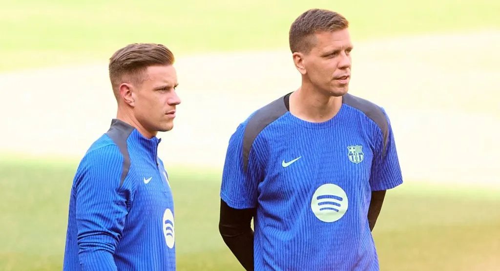 Wojciech Szczęsny e Marc Andre Ter Stegen com a camisa azul pelo FC Barcelona (Foto: Fran Santiago/Getty Images)
