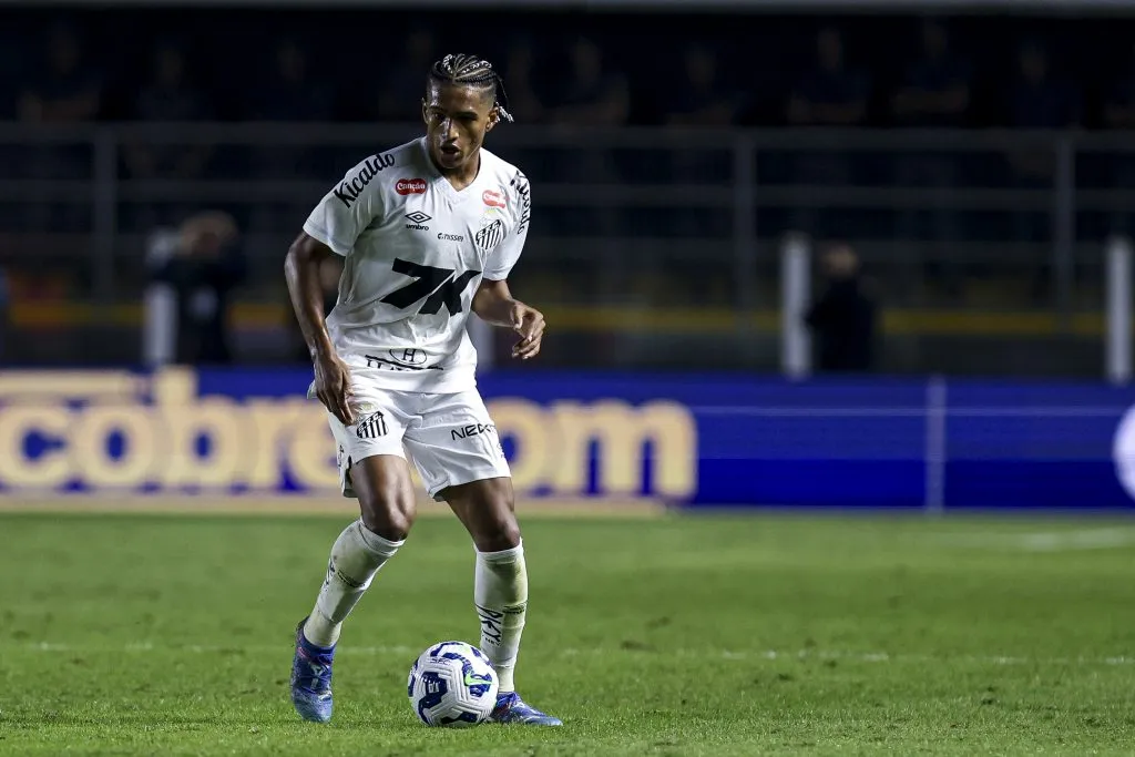 Souza em campo com o Santos (Photo by Ricardo Moreira/Getty Images)