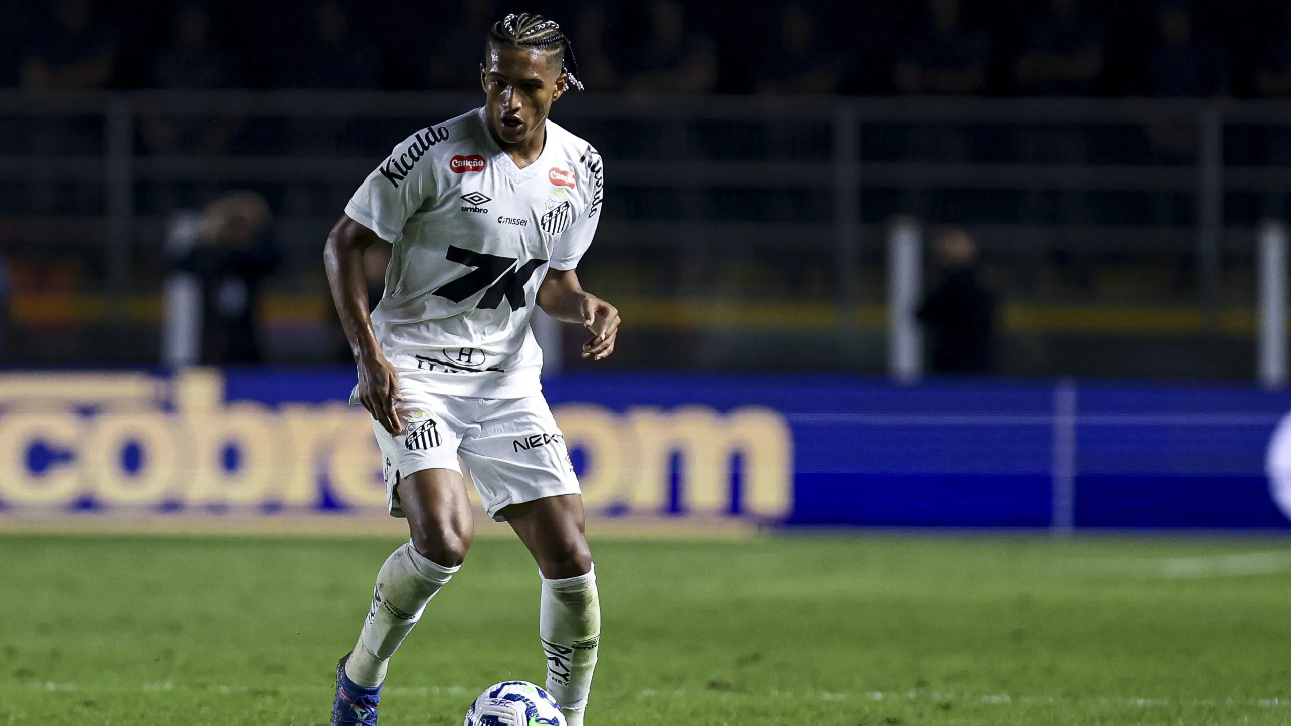 Souza, de uniforme branco, em jogo do Santos. Jogador está na mira do Barcelona. Foto: Ricardo Moreira/Getty Images