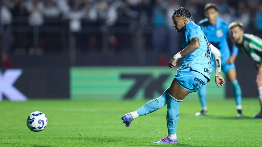 Neymar marca gol durante uma partida da Brasileirão 2025. Foto: Alexandre Schneider/Getty Images