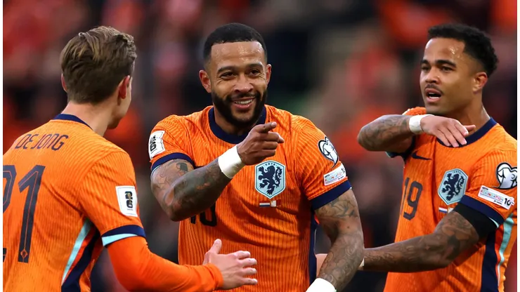 Memphis e outros jogadores da Holanda (Foto: Dean Mouhtaropoulos/Getty Images)