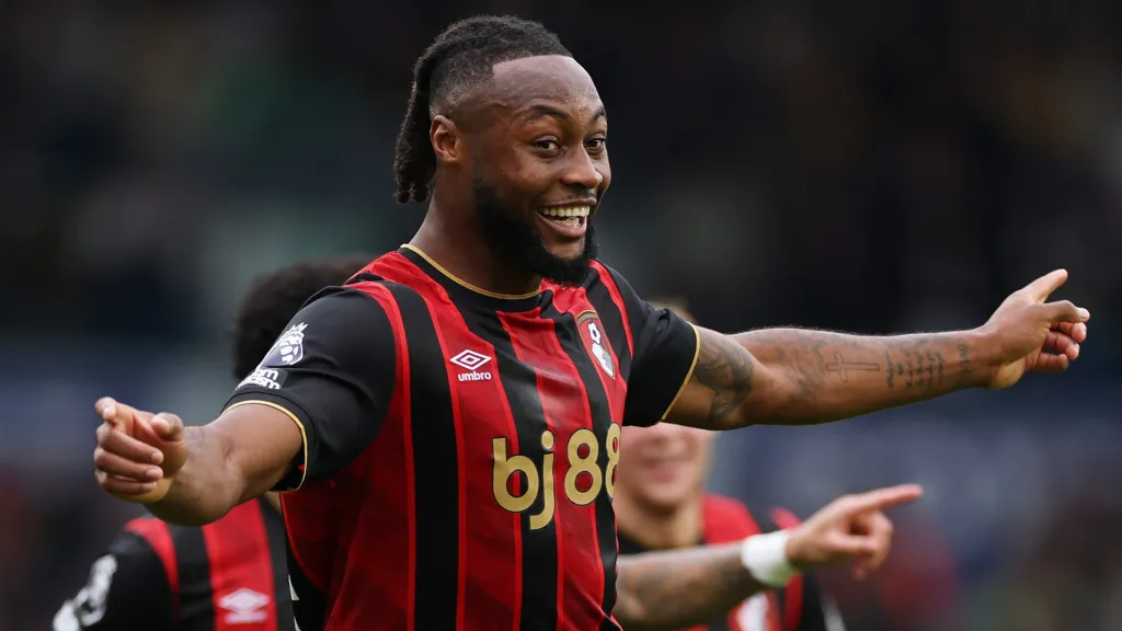 Antoine Semenyo comemora gol com a camisa do Bournemouth (Foto: Stu Forster/Getty Images)