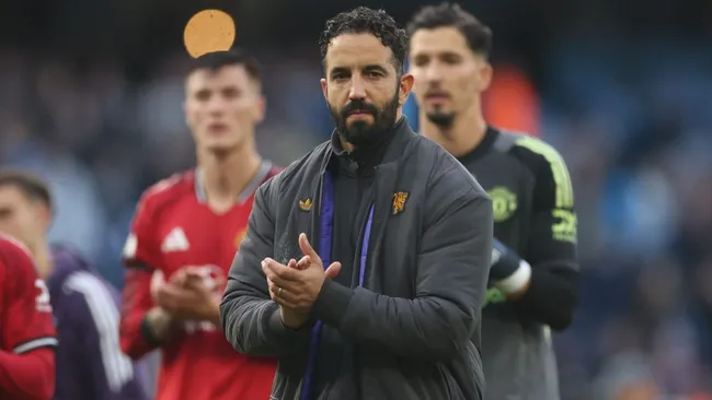 Ruben Amorim aplaude os torcedores após a derrota do time na Premier League. Foto: Carl Recine/Getty Images