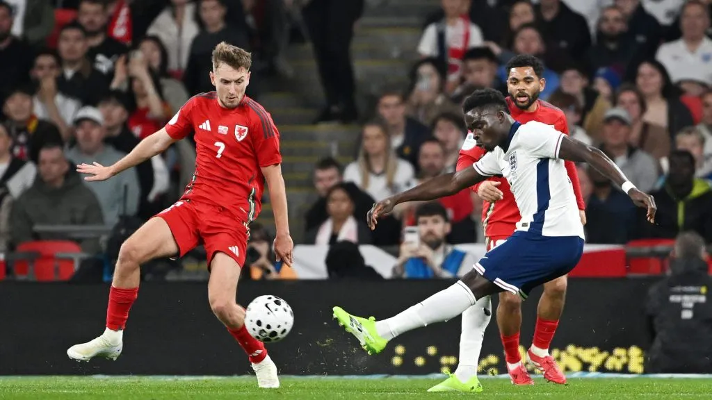 Bukayo Saka finalizando para o gol na vitória da Inglaterra. Foto: Mike Hewitt/Getty Images