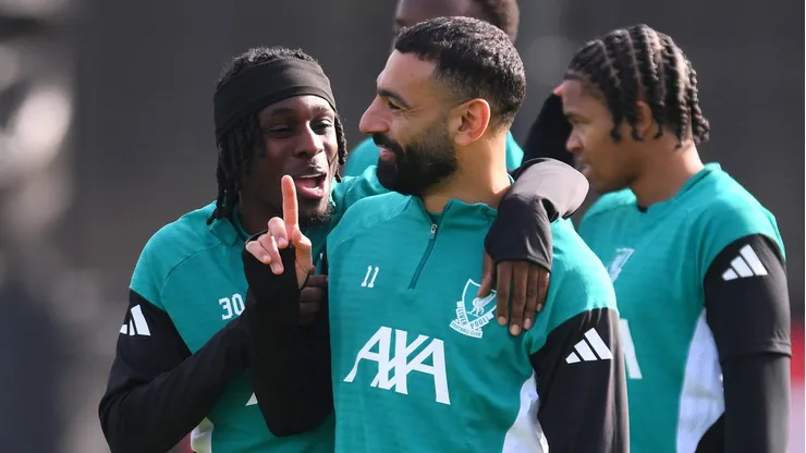 Jeremie Frimpong e Mohamed Salah no Liverpool. Foto: Ben Roberts Photo