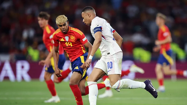 Lamine Yamal e Mbappé em jogo entre França e Espanha.