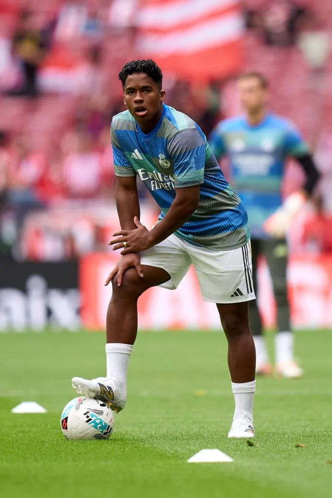 Endrick no aquecimento pelo Real Madrid antes da partida contra o Atlético de Madrid. Com Xabi Alonso, ele ainda não entrou em campo e sua última partida foi diante do Sevilla, no dia 18 de maio deste ano. Ele passou por algumas lesões e está à disposição, mas o treinador disse que há concorrência. Sua situação pode ser analisada em janeiro para um possível empréstimo (Foto: Angel Martinez/Getty Images)