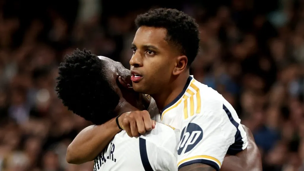 Vinicius Jr e Rodrygo, em campo, com a camisa do Real Madrid (Foto: Florencia Tan Jun/Getty Images)