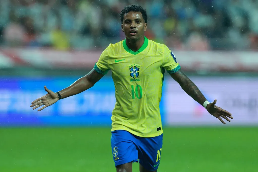 Rodrygo em ação pelo Brasil. Ele marcou dois gols contra a Seleção da Coreia do Sul, deixando um cartão de visitas com Ancelotti no Brasil e agora aguarda suas chances no Real Madrid (Photo by Han Myung-Gu/Getty Images)