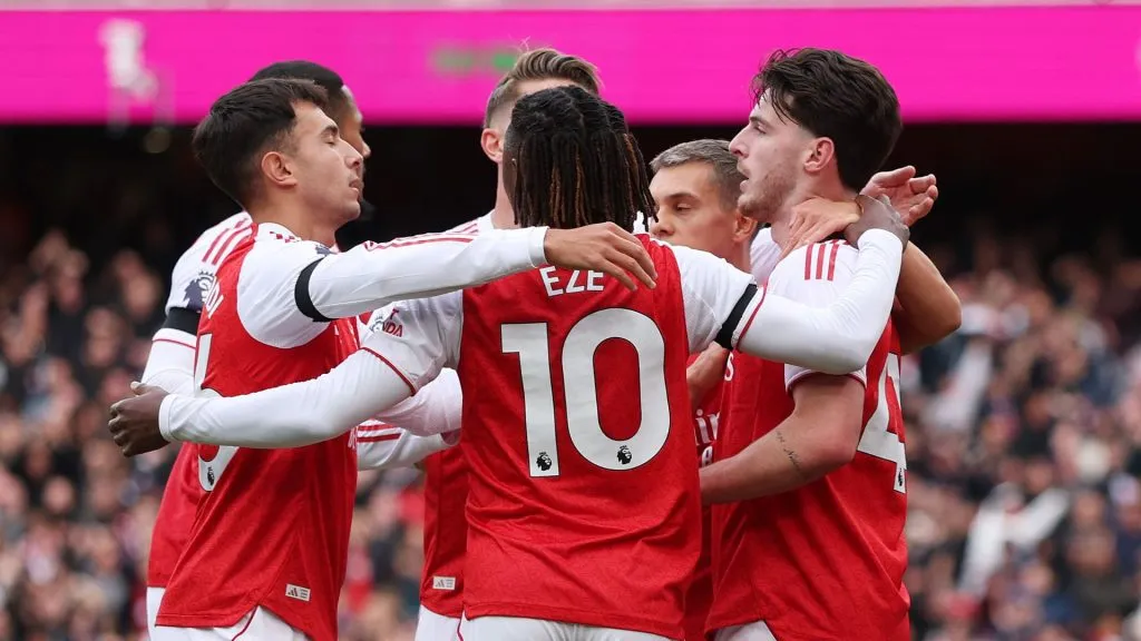 Arsenal briga pelo título da Premier League (foto: Alex Pantling/Getty Images)