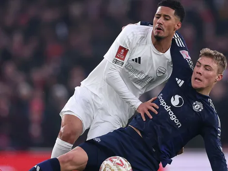 Arsenal é punido por violação em clássico contra o Manchester United