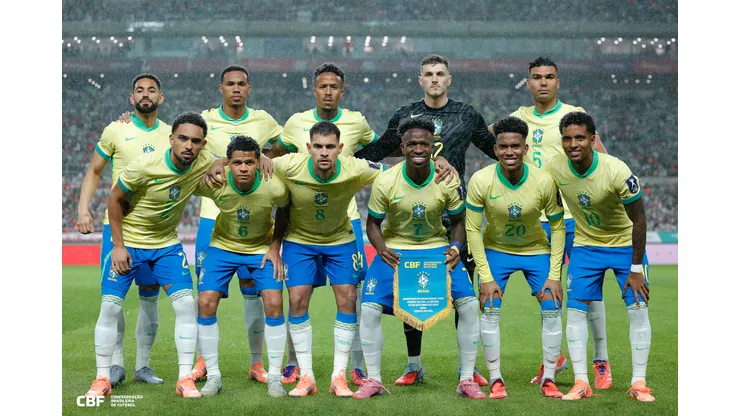 Seleção Brasileira perfilada para foto antes de amistoso (Foto: @rafaelribeirorio / CBF)