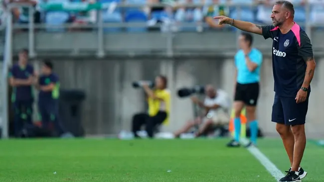 O técnico Rui Borges em ação durante amistoso. Foto: Gualter Fatia/Getty Images