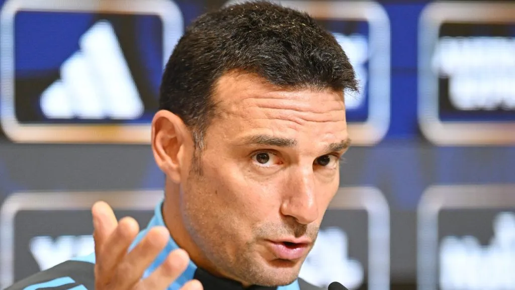 Lionel Scaloni elogiou a evolução do jogador e o trabalho de Xabi Alonso em Madrid, destacando que o jovem segue nos planos da equipe para o Mundial de 2026. (Photo by Rodrigo Valle/Getty Images)