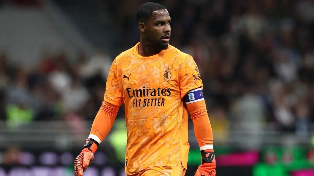 Mike Maignan pode deixar o Milan e o Chelsea está de olho. Foto: Marco Luzzani/Getty Images