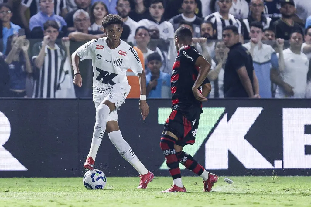 Robinho Jr em ação pelo Santos. (Photo by Ricardo Moreira/Getty Images)
