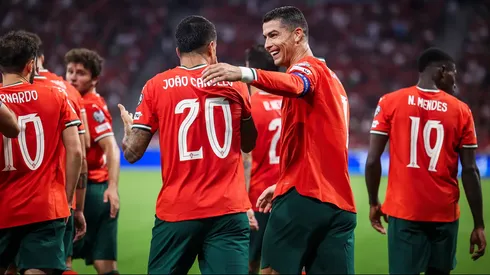 Cristiano Ronaldo e João Cancelo comemoram o gol do lateral contra a Hungria