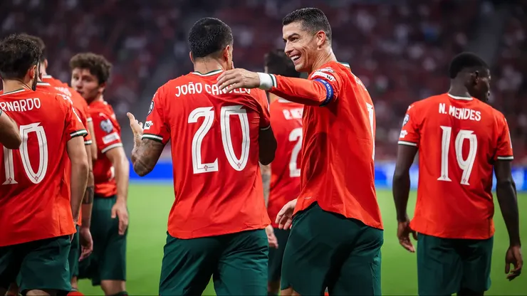 Cristiano Ronaldo e João Cancelo comemoram o gol do lateral contra a Hungria