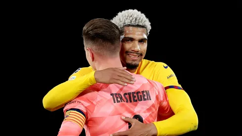 Barcelona topa vender Ronald Araújo para o Manchester United por R$ 281 milhões. (Photo by Alex Pantling/Getty Images)