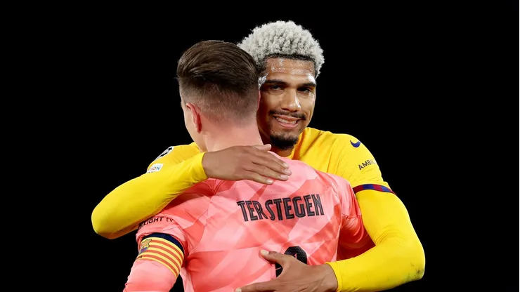 Barcelona topa vender Ronald Araújo para o Manchester United por R$ 281 milhões. (Photo by Alex Pantling/Getty Images)